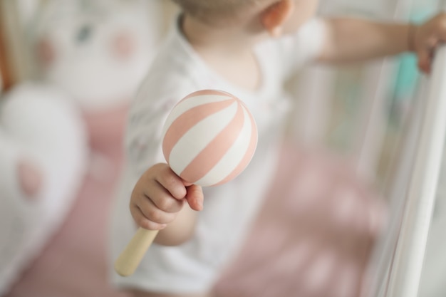 bebé jugando con un juguete de madera