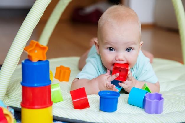 Bebé jugando con juguetes de colores