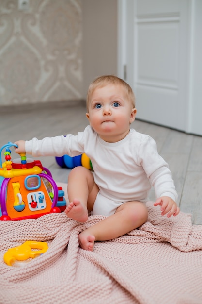 Bebé jugando con juguetes educativos en casa