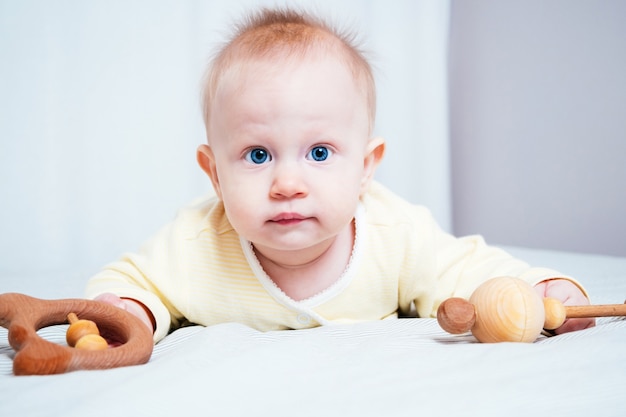 Bebé jugando con juguetes de madera