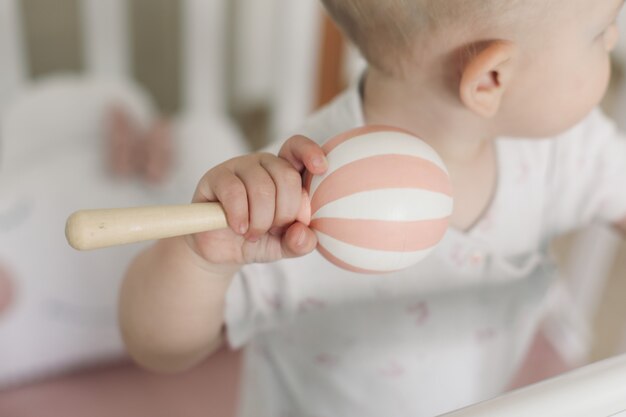 Bebé jugando con juguetes de madera