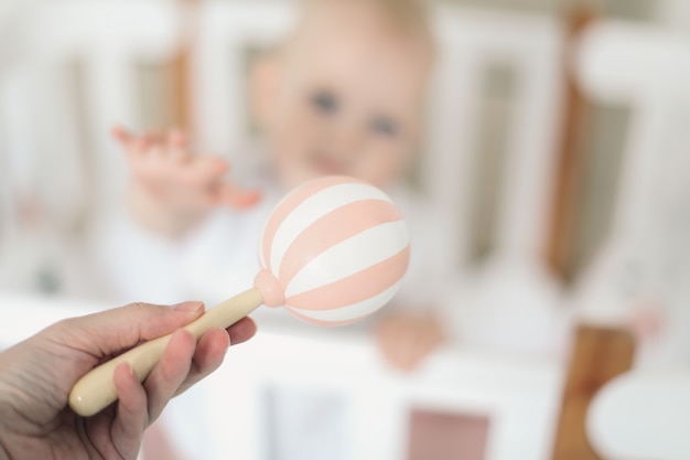 Bebé jugando con juguetes de madera