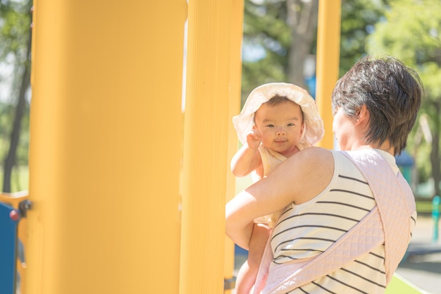 Bebé jugando en el parque