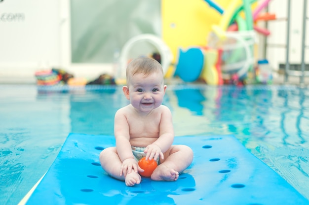 Bebé jugando en la piscina