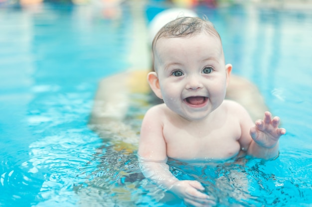 Bebé jugando en la piscina