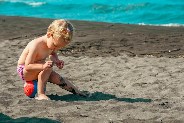 Foto bebé jugando en la playa