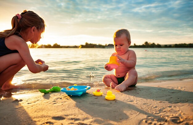 Bebé jugando con su hermana mayor en la playa.