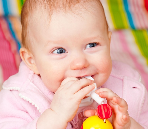 Bebé con juguete para la dentición