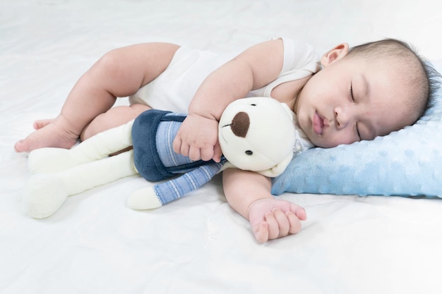 Un bebé lindo durmiendo en la cama.