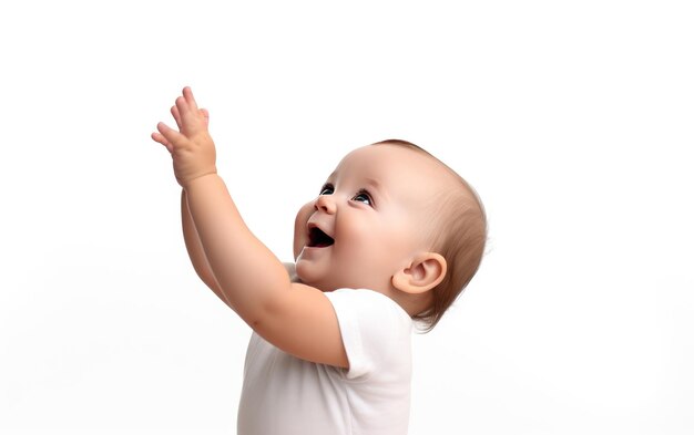 Un bebé lindo y sonriente aislado en un fondo blanco