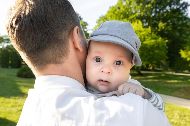 Bebé llorando en el hombro de papá