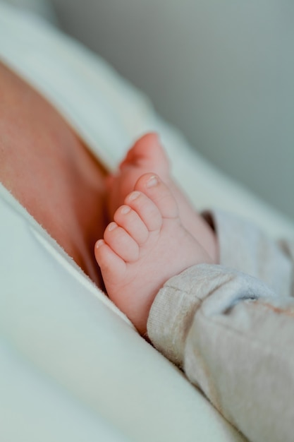 Bebé y mamá feliz joven hermosa