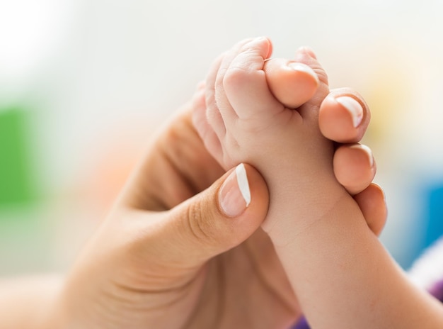 Foto bebé mano humana seguro vida padre niño familia