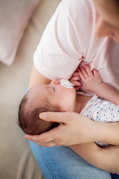 Foto bebé en manos de la madre. maternidad.