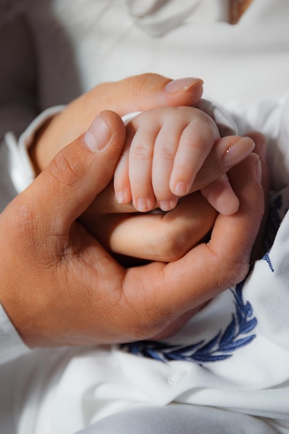 Foto el bebé en las manos de la madre y el padre cerca del concepto de familia feliz