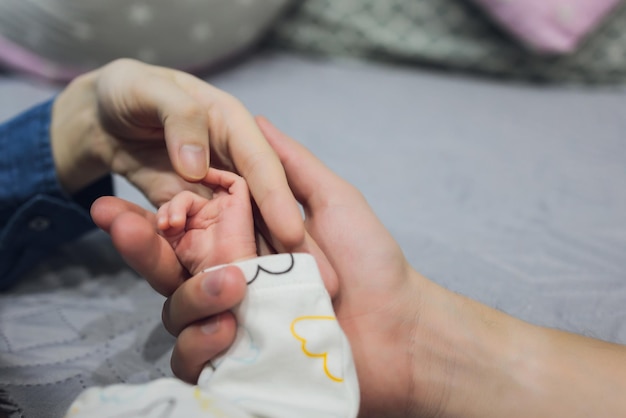 Bebê Mão Pai Segurar Criança Recém-nascida Pai Tocar Criança Recém-nascida Ajudar Conceito De Cuidados