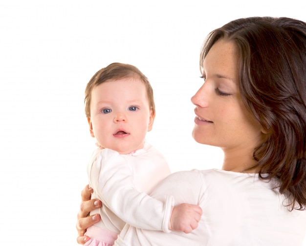 Bebê menina abraço nos braços da mãe em branco