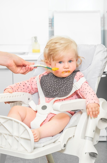 Bebê menina bonitinha em uma cozinha