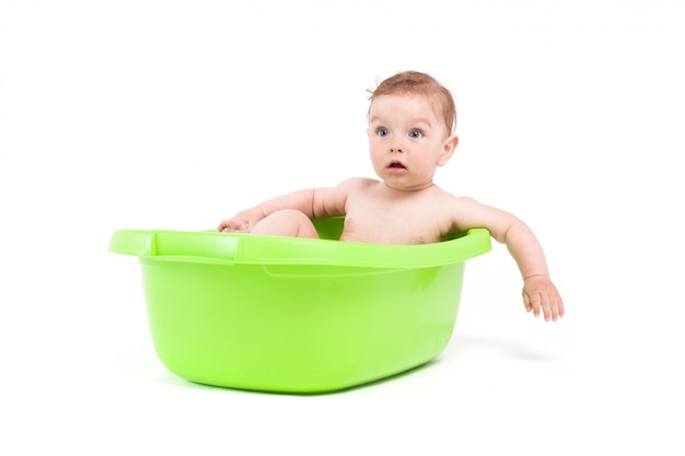 bebê menino bonitinho tomar banho na banheira verde