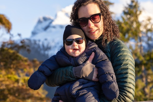 Bebê, menino e mãe felizes lá fora na natureza.