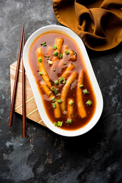 Bebê milho Manchurian com molho - receita popular indo-chinesa. foco seletivo