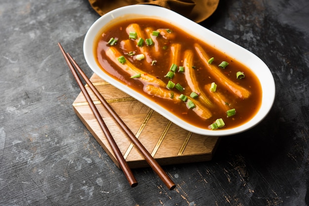 Bebê milho Manchurian com molho - receita popular indo-chinesa. foco seletivo