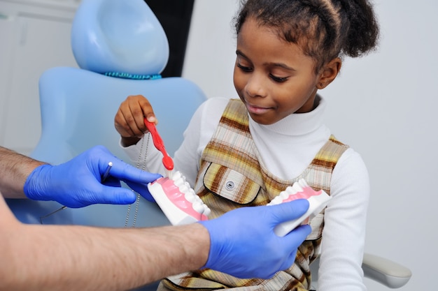 Bebé na cadeira do dentista