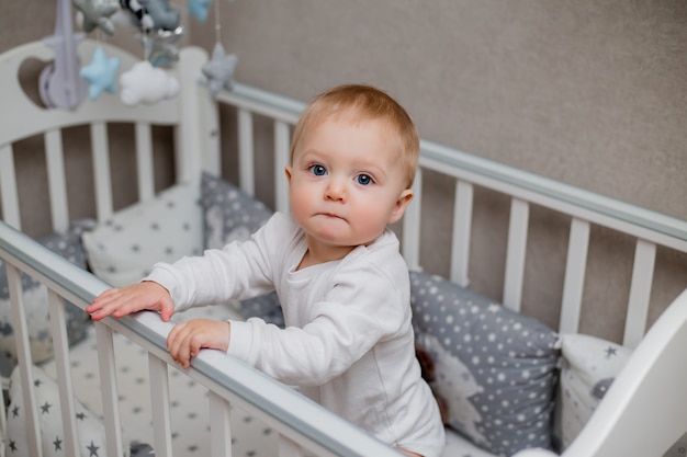 Foto bebê na cama de uma criança