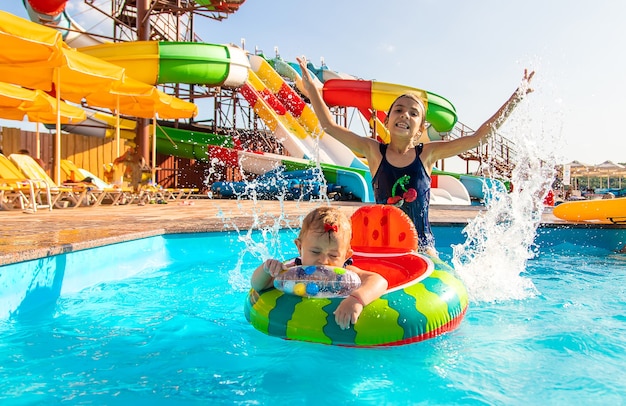 Foto el bebé nada en círculo en la piscina. enfoque selectivo.