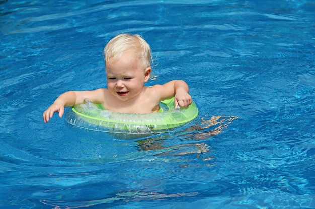 Bebé nadando en la piscina