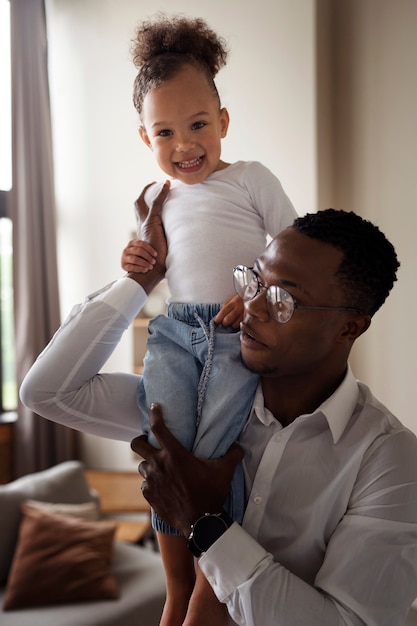 Bebê negro passando tempo com o pai