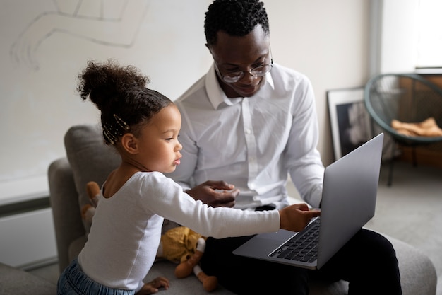 Bebê negro passando tempo com o pai