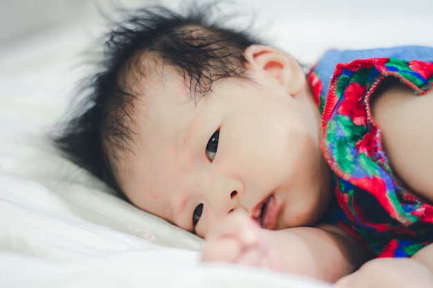 Bebé niña duerme con tía en casa