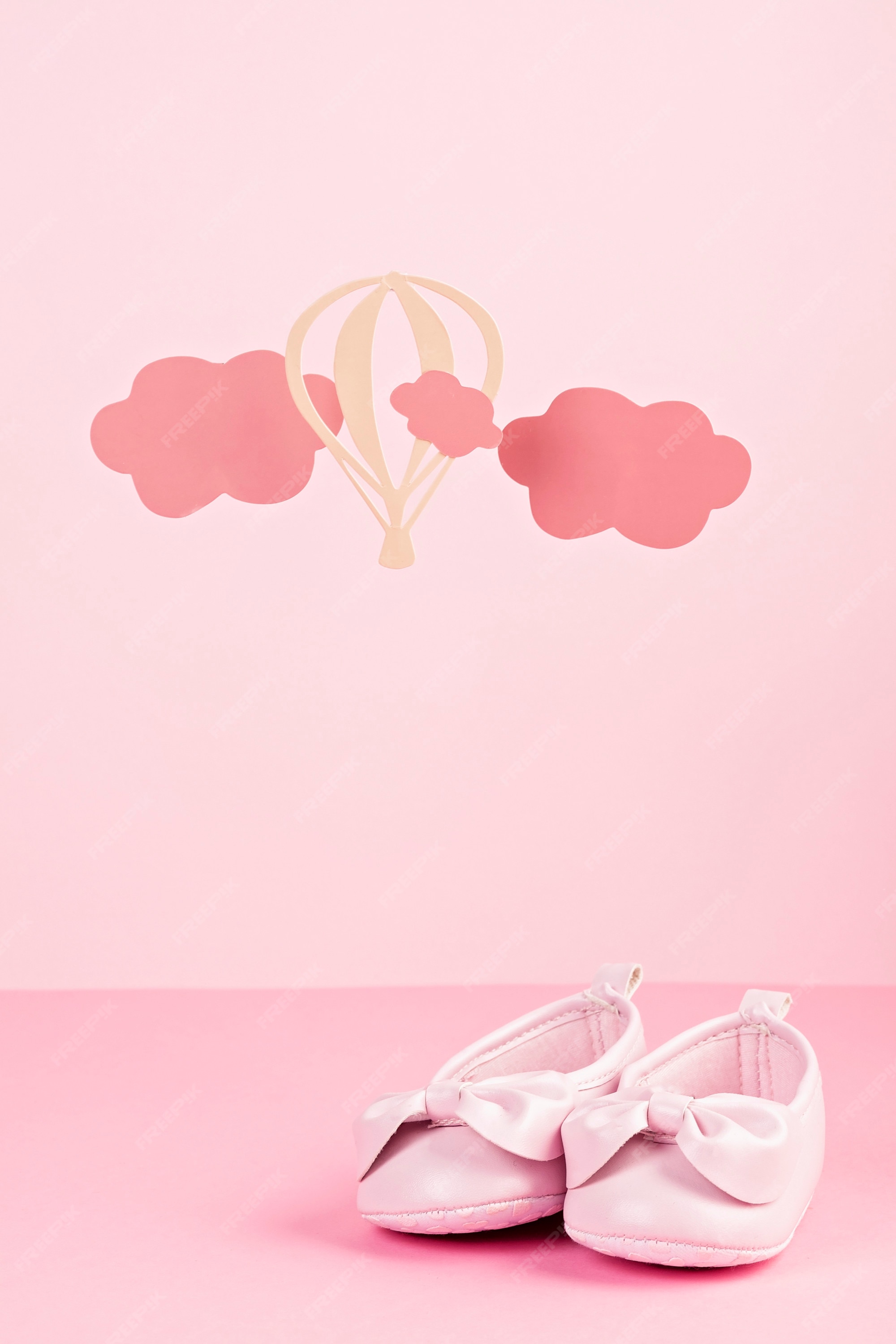 hostilidad subtítulo Rizo Bebé niña lindos zapatos rosas sobre el fondo rosa pastel con nubes y  globos | Foto Premium
