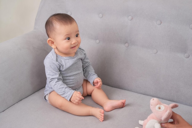 Bebé niña sonriente en traje blanco