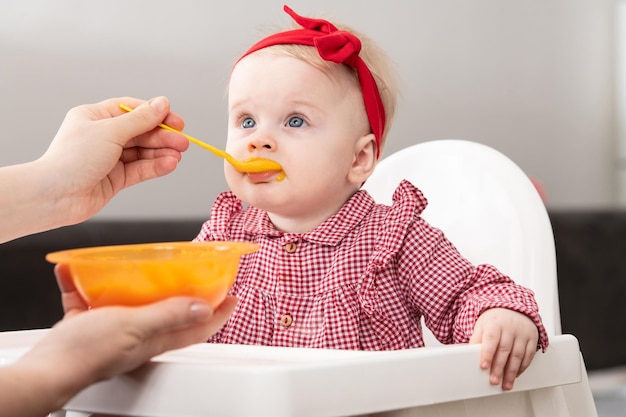 bebé, niño, comida, en, silla