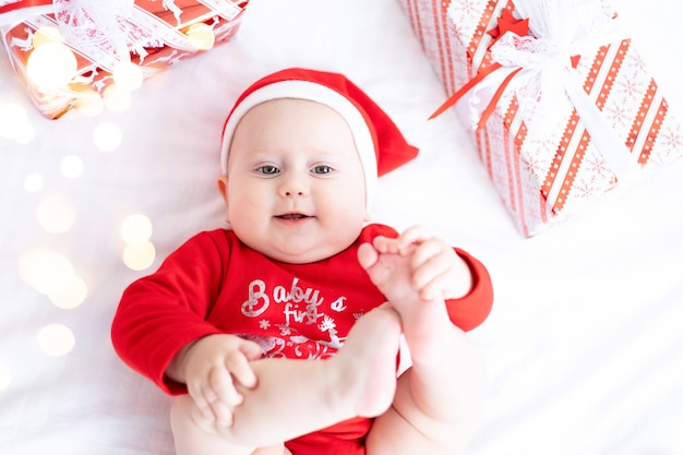 Bebé niño feliz celebrando el año nuevo en casa concepto de retrato de primer plano de vacaciones feliz navidad