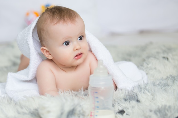 Bebé niño gatear con toalla