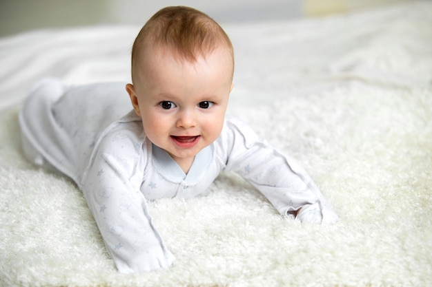 Bebé niño gatear con toalla