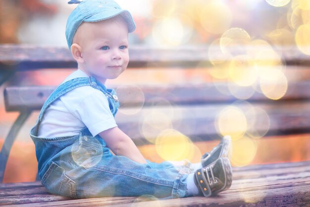 bebé niño en un paseo de verano en el parque