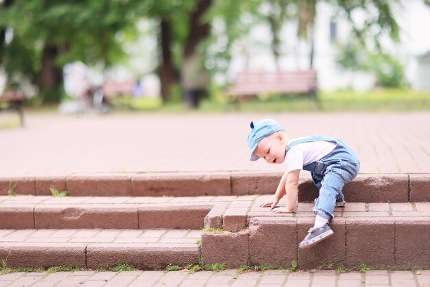 bebé niño en un paseo de verano en el parque