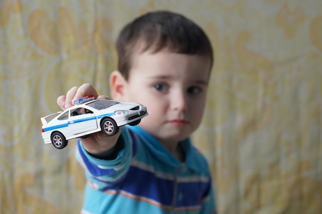 bebé niño sostiene un coche de juguete