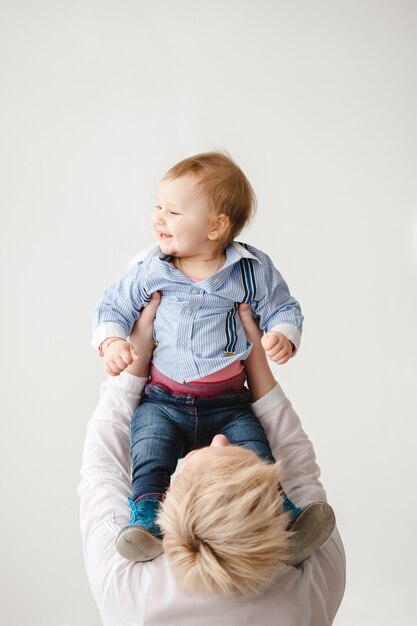 Bebê no ar criado por sua mãe