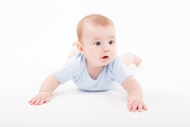 Bebê no corpo deitado de bruços em um branco e