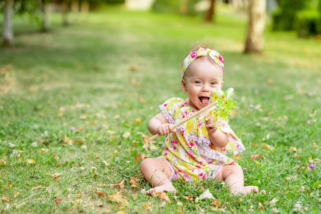 Bebê no gramado caminha no verão com roupas amarelas, espaço para texto
