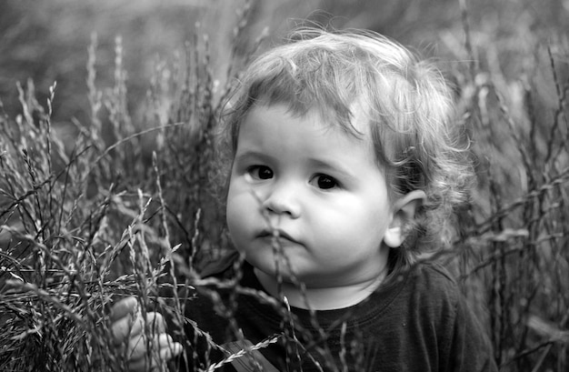 Bebê no parque cara de bebê close-up engraçado pequena criança close-up retrato cara de emoção de menino loiro