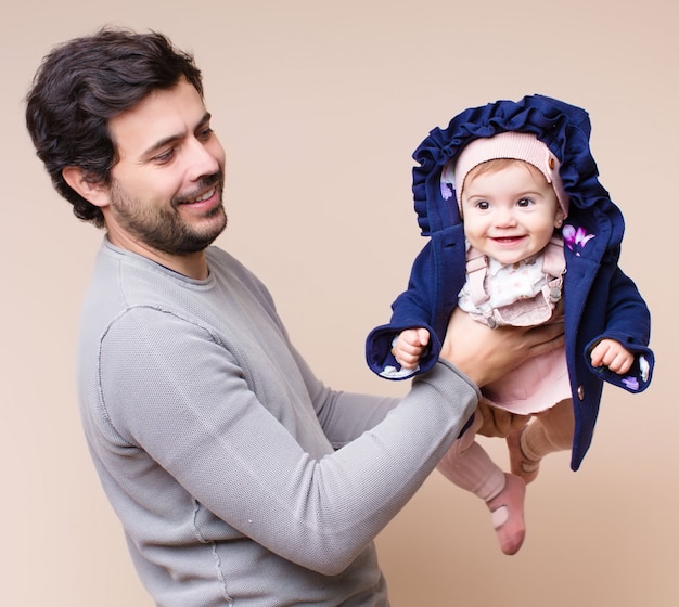 Foto bebê nos braços do papai voando