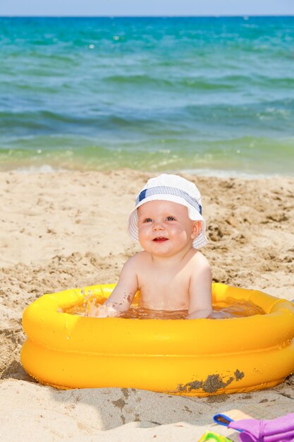 Foto bebê numa praia