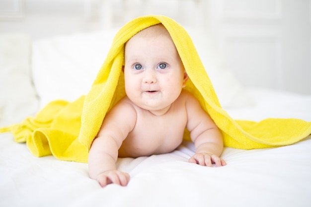 bebé con ojos azules después del baño