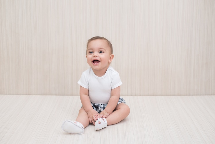 Foto bebé de ojos azules en el fondo de madera blanco